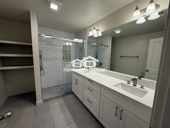 Building Photo - Modern condo, conveniently located!