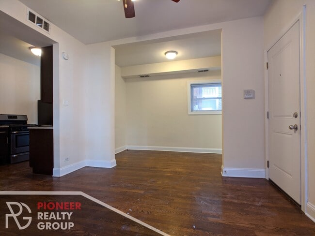 Building Photo - 857 W Cornelia Ave