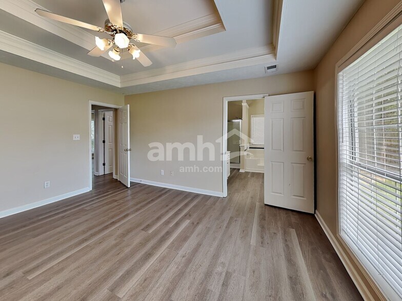 Building Photo - 2880 Camelot Woods Dr