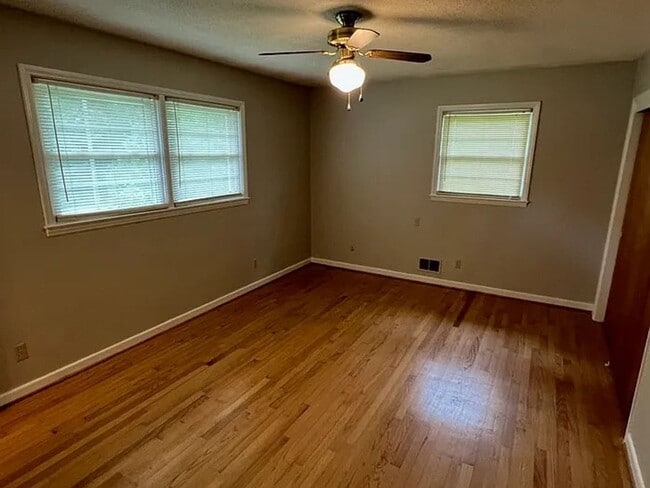 Building Photo - 3609 Sherwood Dr