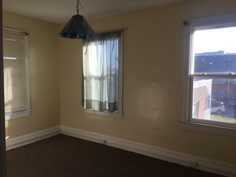 Building Photo - 704 10th Ave