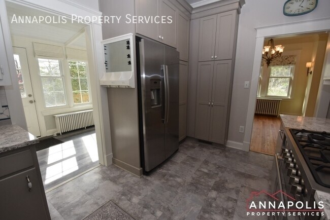 Building Photo - 209 Claude St