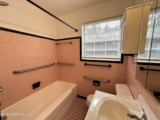 Building Photo - 7120 Sans Souci Rd