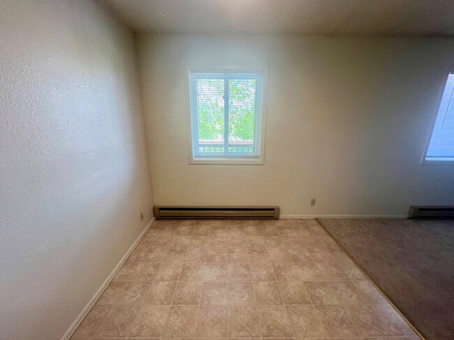 Building Photo - Upper level two bedroom, one bathroom clos...
