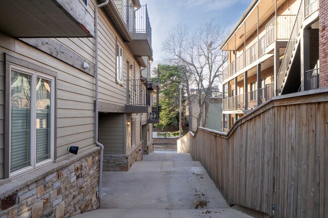 Building Photo - Luxurious townhouse on Cherry St!