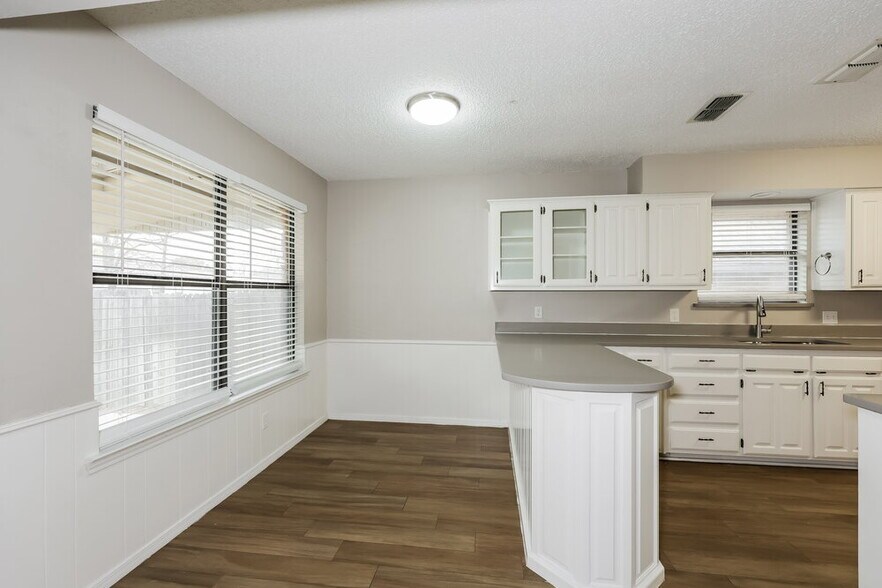 Building Photo - 2016 Chantilly Ct