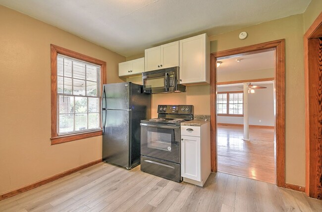 Building Photo - 401 Hillcrest Dr