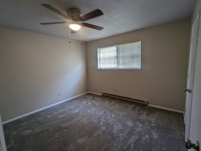 Building Photo - 2 Bedroom/1.5 Bathroom Townhouse in South ...