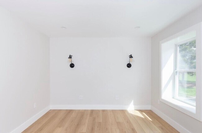 Building Photo - 1 Bedroom Home in Charlotte VT Available 11/1!