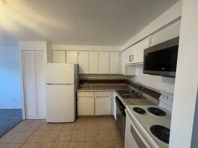 Building Photo - 2 Bedroom Condo in Southeast Denver