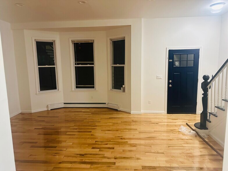 Building Photo - 631 Van Duzer St