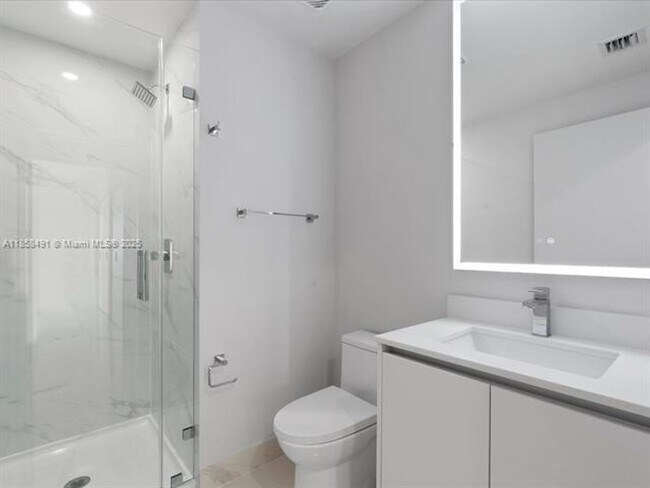 Building Photo - 700 NE 24th St