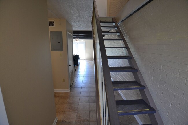 Building Photo - Fully Furnished!  2 bedroom 1 bath townhou...