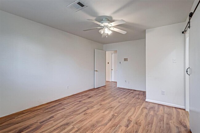 Building Photo - 11707 N Willow Cir