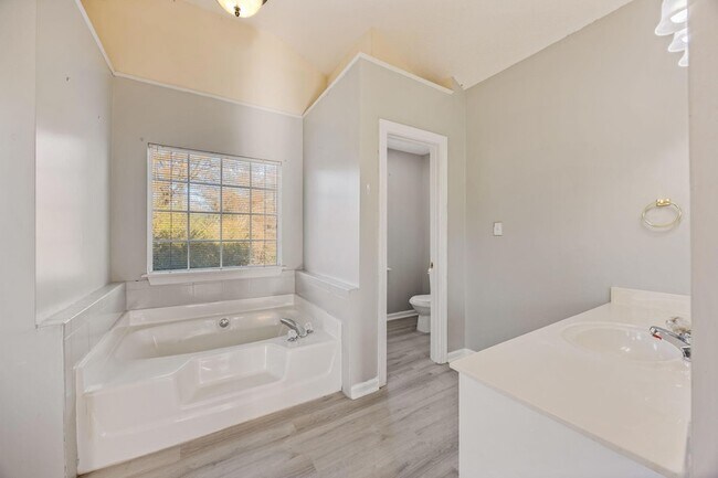 Building Photo - 1114 Rivershyre Dr