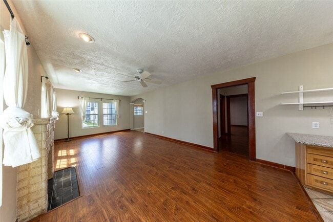Building Photo - 1229 W 21st St