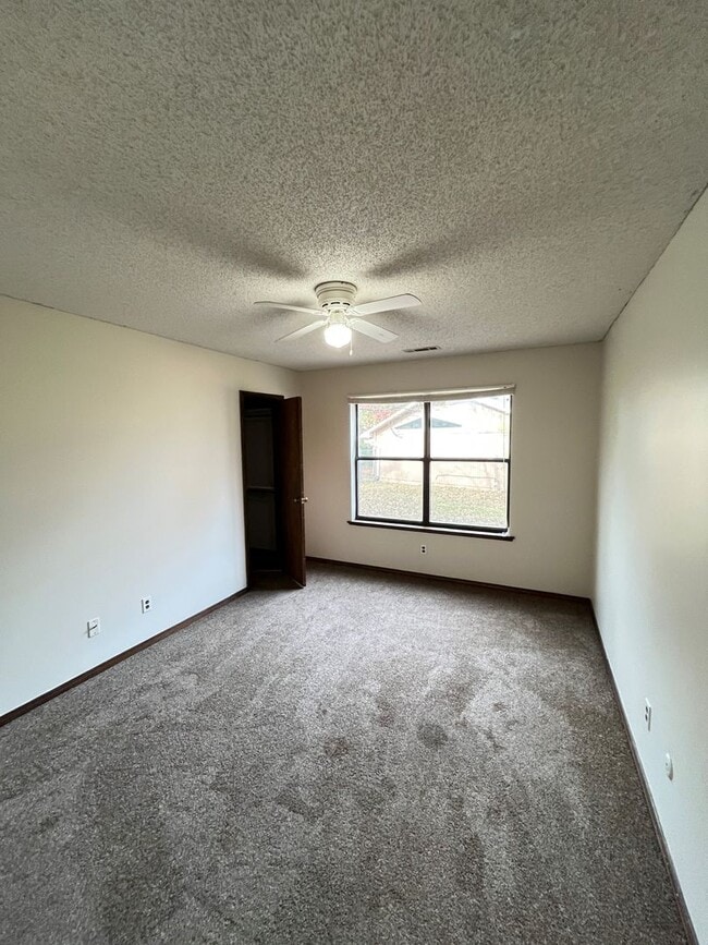 Building Photo - 3 bedroom 2 bath in tucked away neighborhood