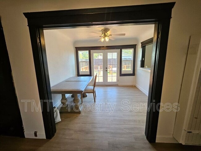 Building Photo - 908 S Sinclair Ave