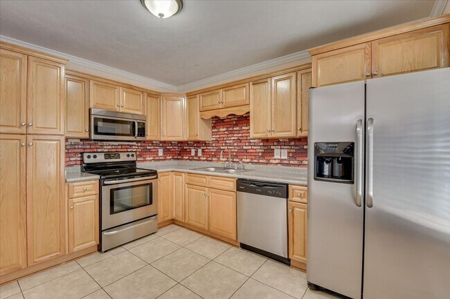 Building Photo - 150 Village Run