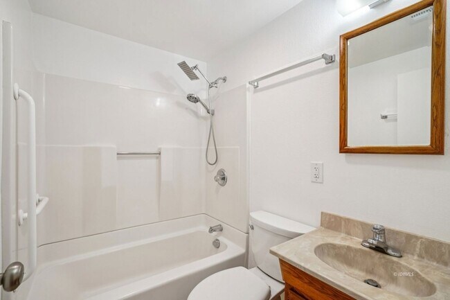 Building Photo - 54025 Strawberry Valley Dr