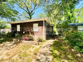 Building Photo - 2125 Larchwood Rd SW