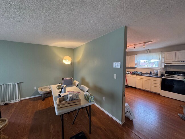 Building Photo - 2 Bed 1 Bath