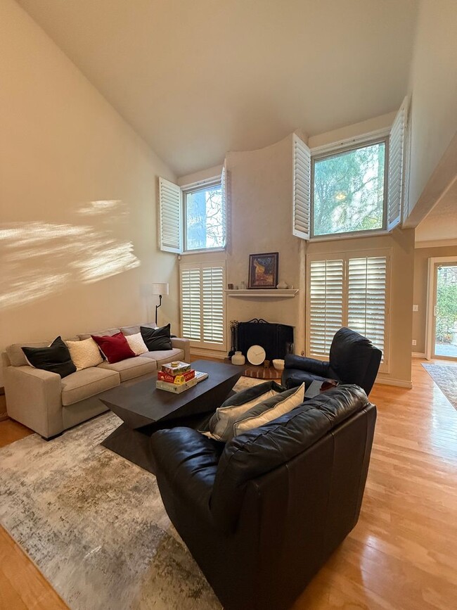 Primary Photo - 2 bed, 2 1/2 bath townhome in fantastic lo...