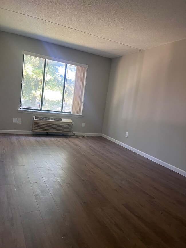 Building Photo - 121 Wellington Ct