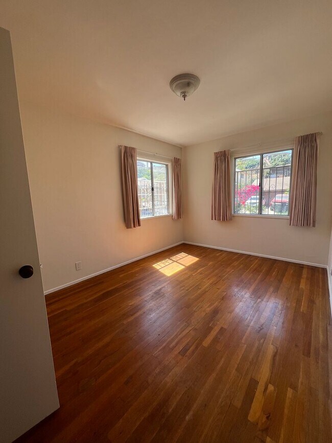 Building Photo - Spacious 3B 1.5BA Single Family Residence ...