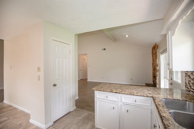 Building Photo - 15106 Silverman St