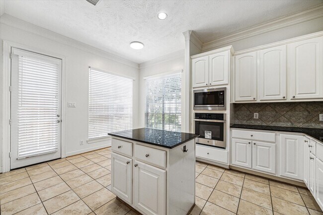 Building Photo - 2838 Briarhurst Park