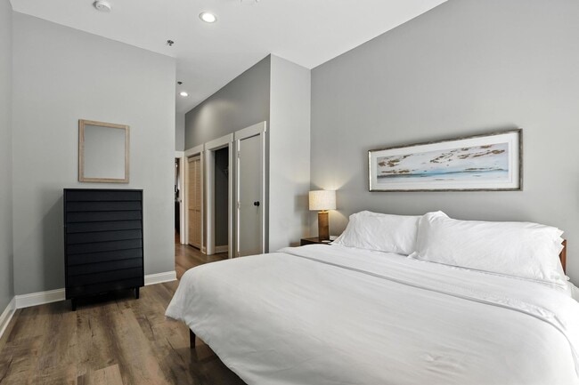 Building Photo - North Thomas 472-492