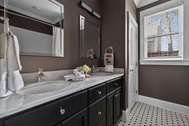 Building Photo - 611 N Pine St