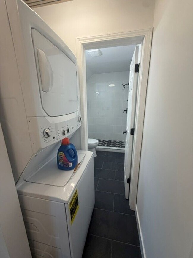 Building Photo - Renovated One Bedroom Stand Alone Apartment