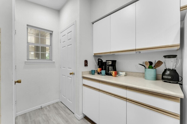 Building Photo - 155 W Rockford Dr