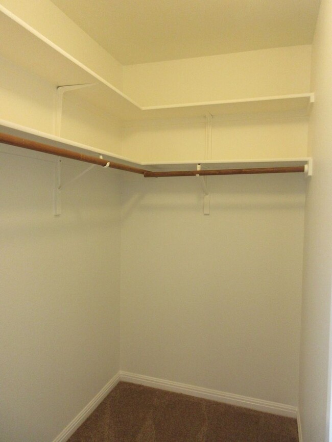 Building Photo - Large 4-bedroom with Office in the Estates...
