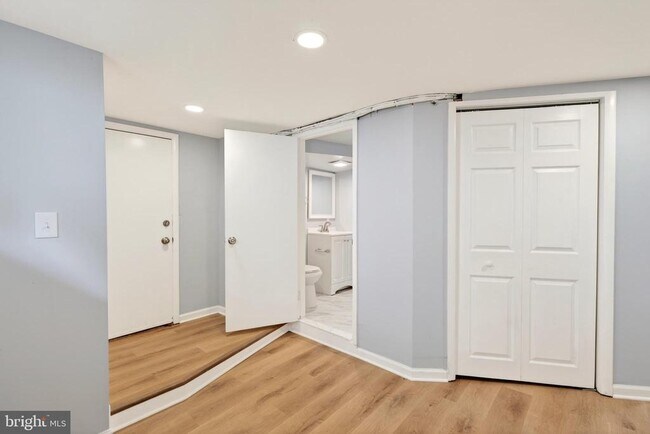 Building Photo - 29 W Elm Ave