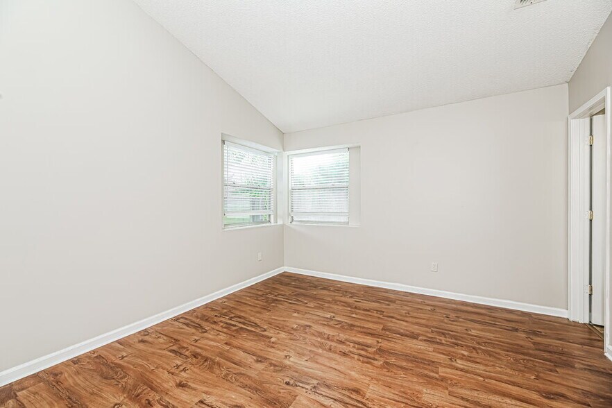 Building Photo - 2513 Townsquare Dr