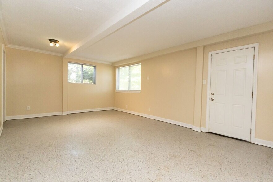 Building Photo - 1309 Labrea Dr