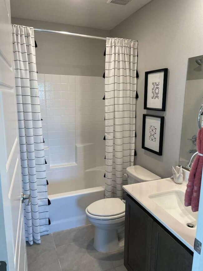 Building Photo - 3 Bedrooms Townhouse For Rent