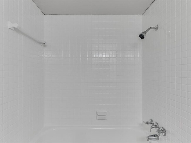 Building Photo - 6100 N Brookline Ave