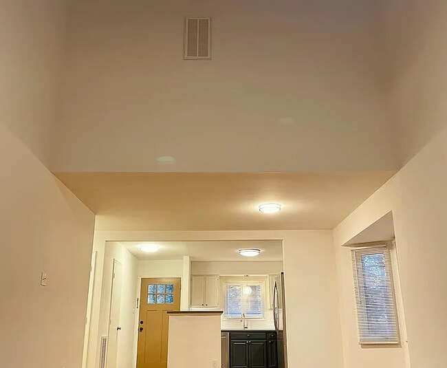 Building Photo - Raleigh Townhouse on Kentwood Park w/ fenced yard