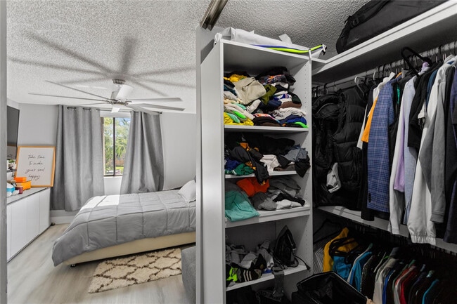 Building Photo - 22940 Oxford Pl