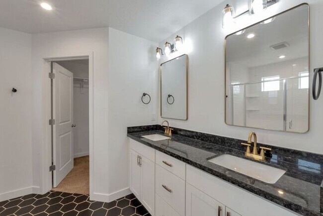 Building Photo - Like New Chic, Modern Spotless w 2 car attached