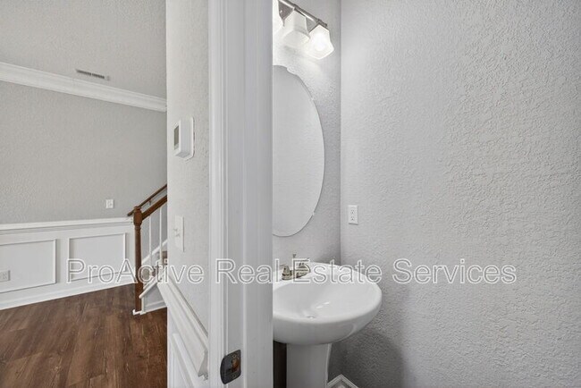 Building Photo - 615 Roland Dr