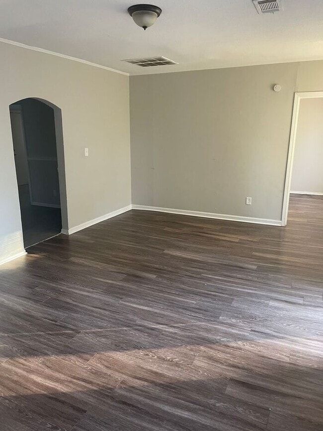 Building Photo - 3BR 1BA Home w/ Central A/C • W/D Hookups • Off-Street Parking in Memphis