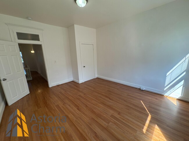 Building Photo - Comfortable 3-Bedroom with Hardwood Floors...