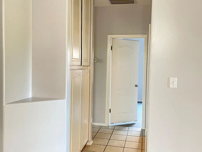 Building Photo - Location, location, location! This charming home is located in the much desired Northwest area of...