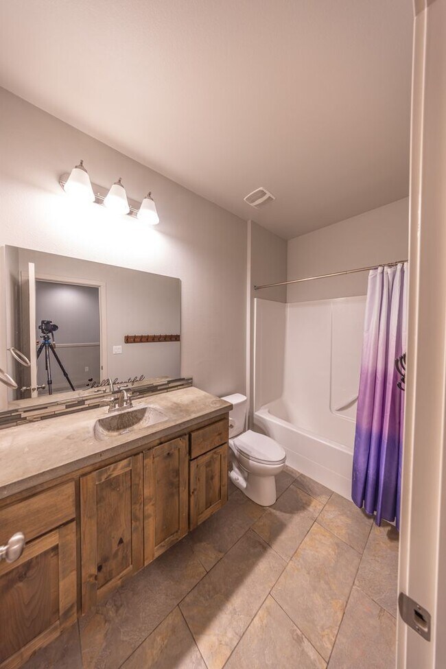 Building Photo - 3 bedroom home in Ridgefield w/ AC - Built...