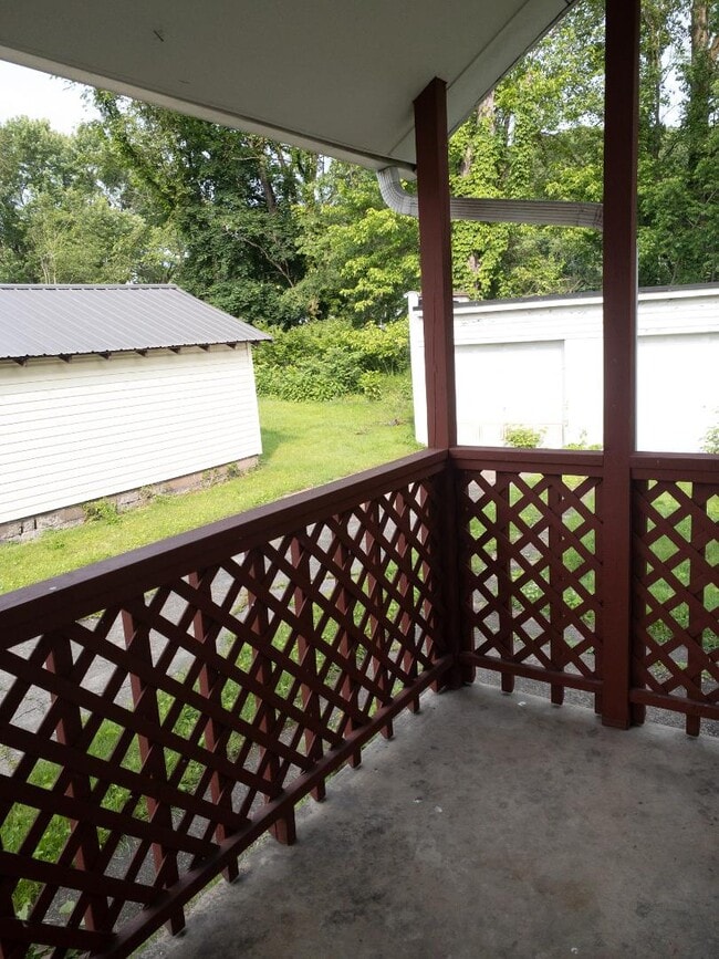 Building Photo - 737 Grove Ave